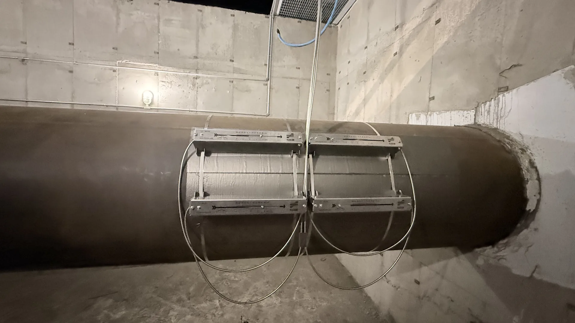 نمای کلی نقطه اندازه‌گیری؛ خط انتقال گاز در محفظه بتنی با مجموعه ترانسدیوسرهای اولتراسونیک نصب‌شده